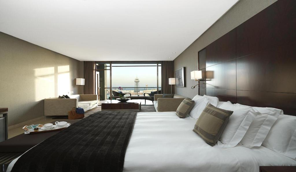 Hotel Miramar Barcelona Gl Exterior foto A room at the Four Seasons Hotel