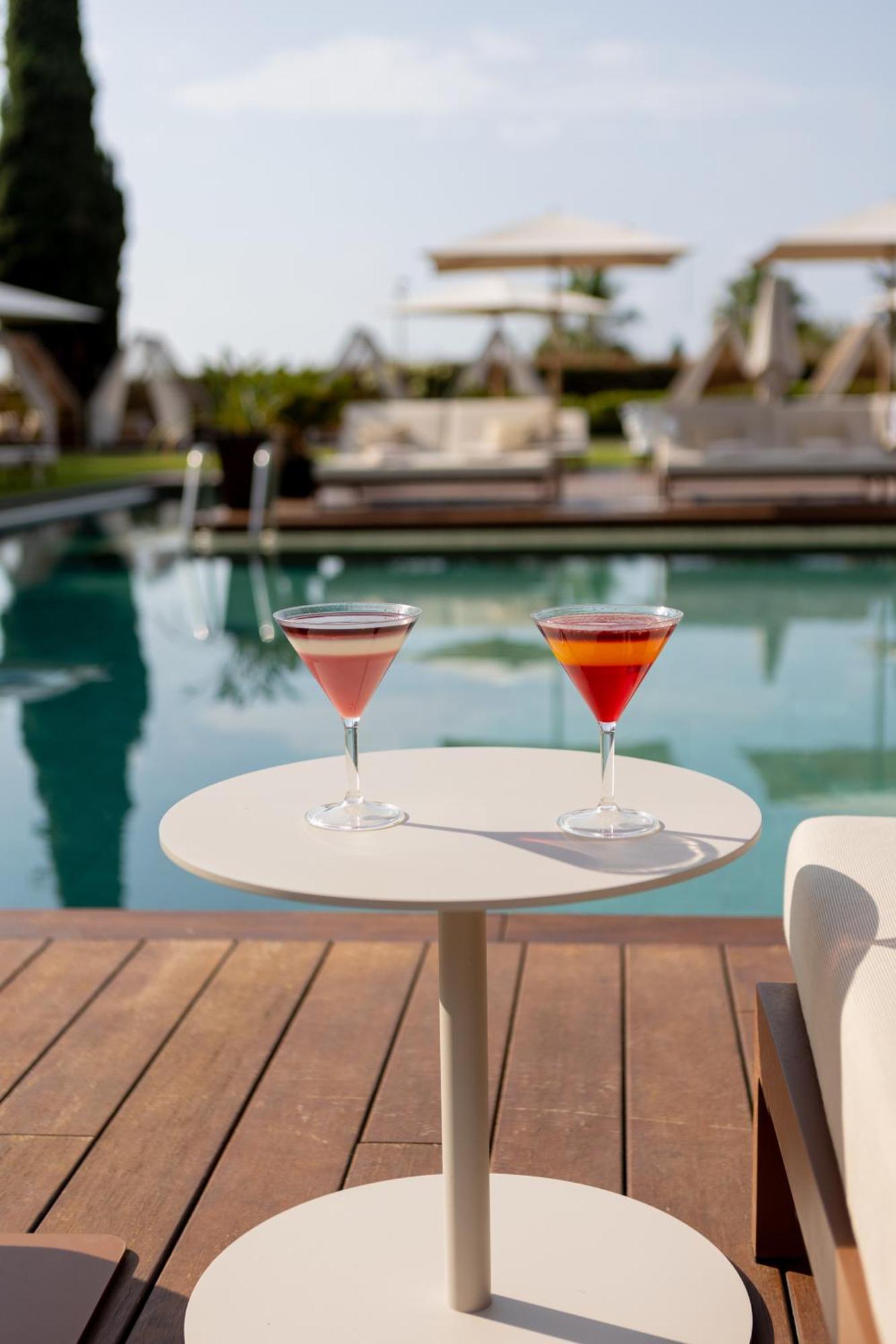 Hotel Miramar Barcelona Gl Exterior foto Cocktails at the pool
