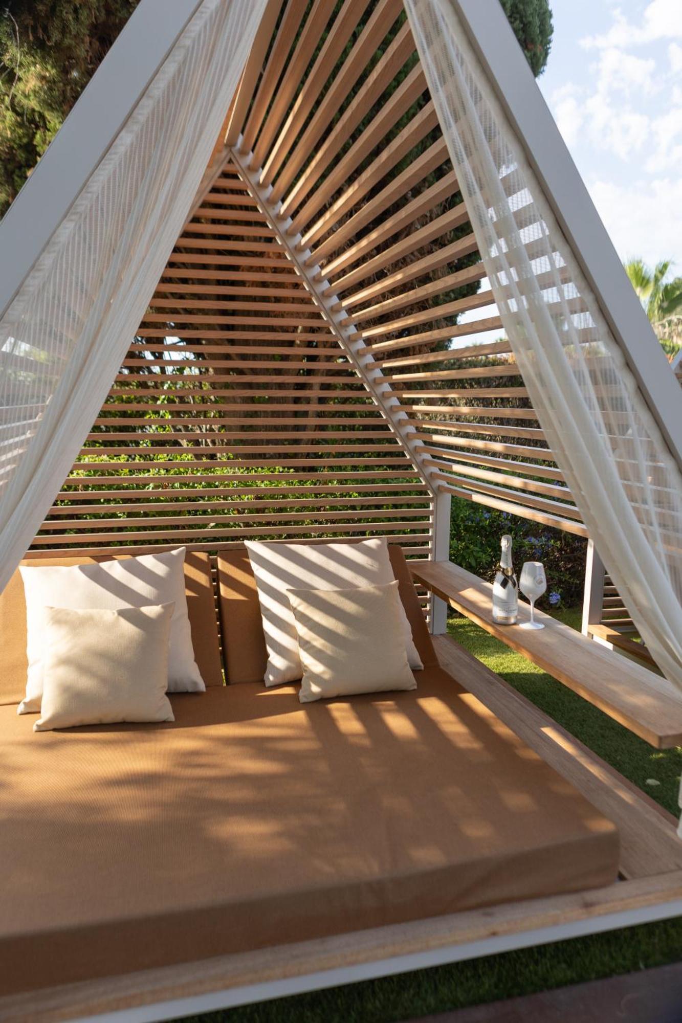 Hotel Miramar Barcelona Gl Exterior foto The interior of a cabana