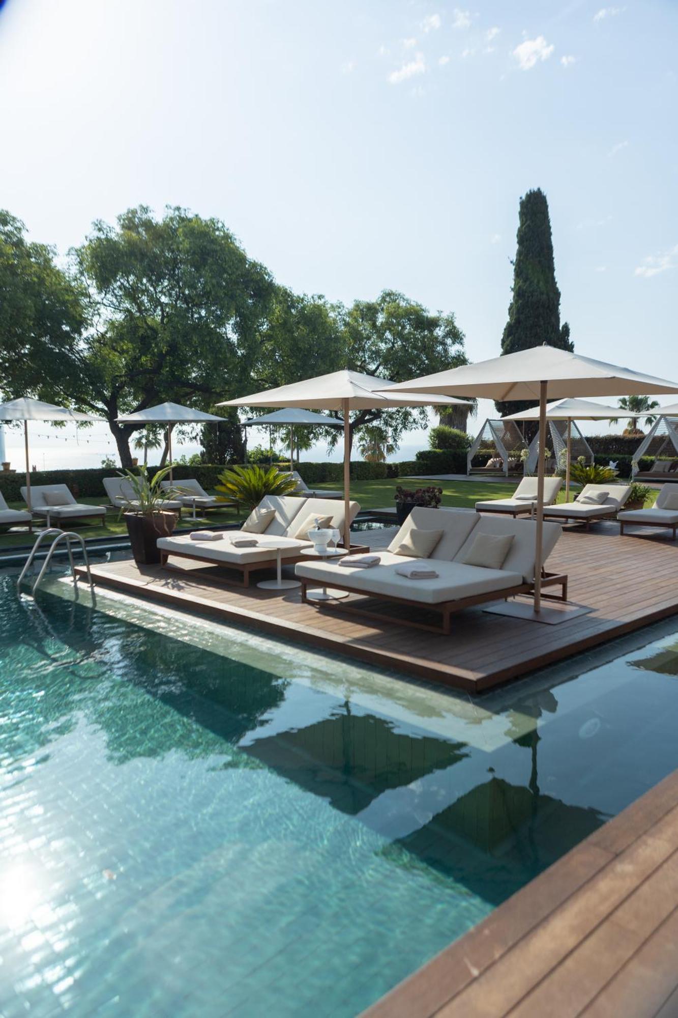 Hotel Miramar Barcelona Gl Exterior foto The pool at the hotel