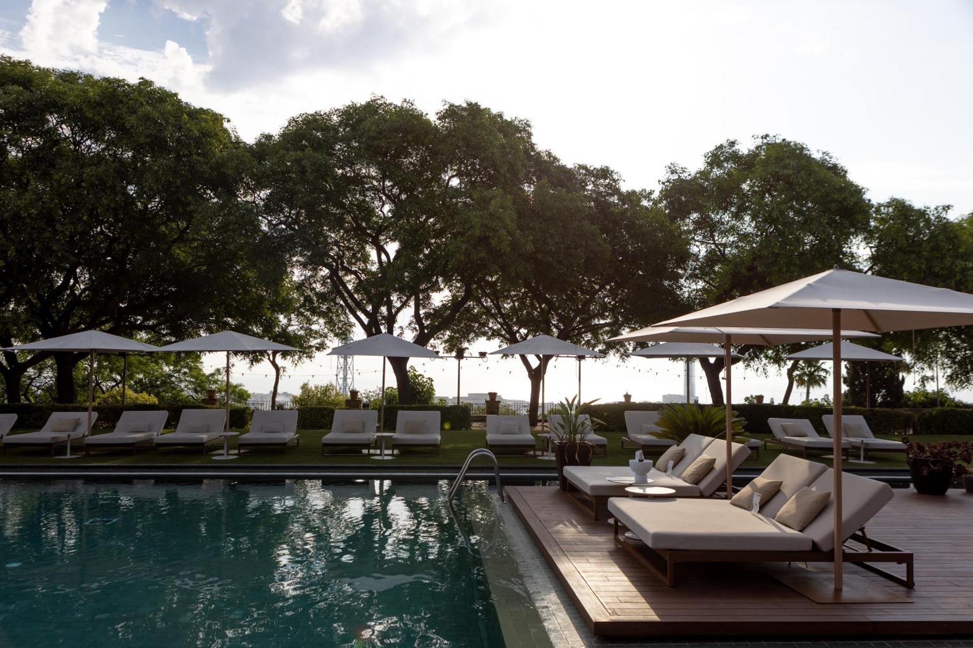 Hotel Miramar Barcelona Gl Exterior foto The pool at the Four Seasons Resort
