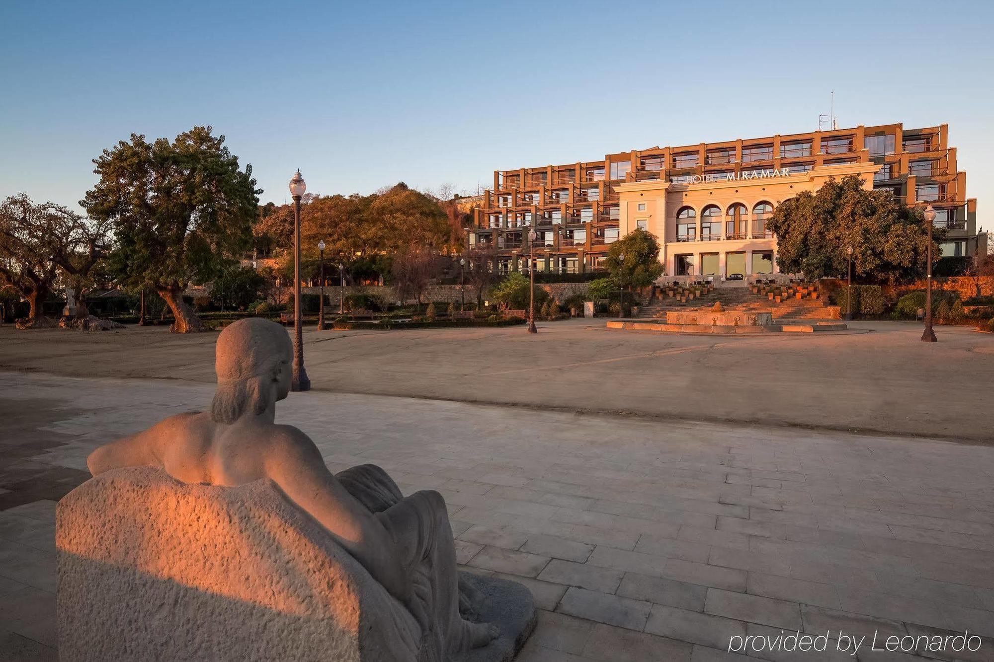 Hotel Miramar Barcelona Gl Exterior foto The statue of the "Fisherman" at the entrance of the park